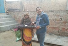 सादाबाद क्षेत्र के गांव कुरसंडा के राशन डीलर समाजसेवी कंचन सिंह द्वारा कंबल का वितरण किया गया