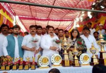 सिकंदराराऊ : युवाओं को खेलकूद में बढ़-चढ़कर भाग लेना चाहिए: मधु बघेल