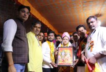 गांव ईशेपुर में जिला पंचायत अध्यक्ष सीमा उपाध्याय का स्वागत