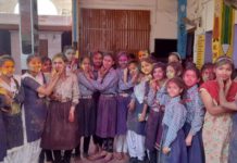 सिकंदराराऊ : शिशु शिक्षा मंदिर पेड़ वाले स्कूल में होली उत्सव धूमधाम के साथ मनाया
