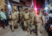 सिकंदराराऊ : त्योहारों पर शांति व्यवस्था को लेकर पुलिस ने किया फ्लैग मार्च