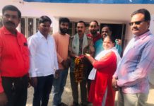 सिकंदराराऊ : कस्बा चौकी इंचार्ज को व्यापारियों ने दी भावभीनी विदाई