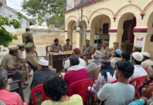 क्षेत्राधिकारी सिकंदराराऊ द्वारा आगामी नमाज ईद उल फितर सकुशल संपन्न कराने हेतु इमाम मौलवी संभ्रांत व्यक्तियों के साथ कोतवाली परिसर पीस कमेटी का हुआ आयोजन