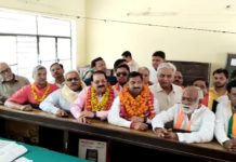 सिकंदराराऊ : पार्टी नेताओं की मौजूदगी में भाजपा उम्मीदवार पंकज गुप्ता ने भरा नामांकन