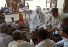 सादाबाद :  जलेसर रोड स्थित राधिका डेरी पर रालोद के मुखिया रहे चौधरी अजीत सिंह की पुण्यतिथि पर  हवन यज्ञ बलिया गया है