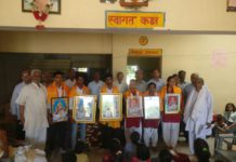 सहपऊ : कॉलेज के टॉपर छात्र एवं छात्राओं  को प्रतीक चिन्ह देकर किया सम्मान