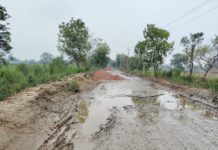 हाथरस जंक्शन कोतवाली क्षेत्र के कैलोरा चौराहा-बरवाना रोड़ की वर्षों से हो रहीं दुर्दशा