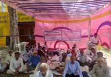 हाथरस : हाथरस जंक्शन कोतवाली क्षेत्र के कैलोरा बरवाना रोड़ के बुरे हाल के परेशान जनता के दुआरा महौ में दूसरे दिन भी आमरण अनशन जारी