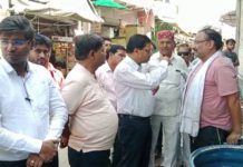 सादाबाद क्षेत्र के गांव विसावर में किराना व्यापारी पवन बंसल के यहां सांत्वना देने पहुंचे