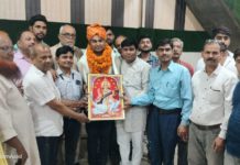 सिकंदराराऊ : दुबई से काव्यपाठ कर लौटे सिकन्दराराऊ के प्रथम आगमन पर गीतकार डॉ. अजय अटल का नागरिक अभिनंदन