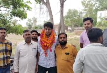 सिकंदराराऊ : आईएएस में चयनित अजय यादव का फूल माला पहनाकर स्वागत