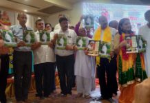 हाथरस पालिकाध्यक्ष श्वेता चैधरी, पूर्व सांसद राजेश दिवाकर ने आर्षमति माताजी की पुस्तिका का किया विमोचन