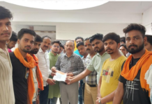 सिकंदराराऊ : हिंदूवादी संगठनों ने श्रावण मास में खुलेआम मीट की बिक्री रोकने को दिया ज्ञापन