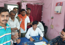 सिकंदराराऊ : विद्युत कटौती की समस्या को लेकर किसान मजदूर संगठन ने किया एसडीओ का घेराव