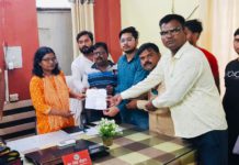 सिकंदराराऊ : विद्युत कटौती की समस्या को लेकर सभासदों ने डीएम को दिया ज्ञापन