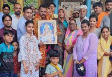 सिकंदराराऊ : भारतीय सेना से सेवानिवृत्त होकर पहुंचे जवान का लोगों ने पुष्प वर्षा कर किया स्वागत