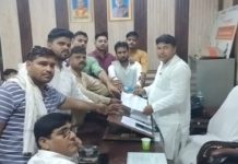 सिकंदराराऊ : नगर पालिका क्रीड़ा स्थल में स्थित जिम को सार्वजनिक किए जाने की मांग को लेकर दिया ज्ञापन