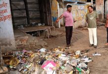 सादाबाद : बस स्टैंड के नजदीक पड़े कूड़े के ढेर पर नाराजगी जाहिर करते एसडीएम।