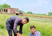 हसायन : वृक्षारोपण करते हुए जिला अध्यक्ष भाजपा पिछड़ा वर्ग मोर्चा मोहित बघेल एवं कॉलेज के समस्त स्टाफ गण।