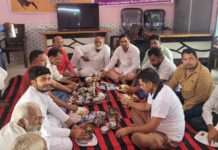 सिकंदराराऊ : ग्रामपंचायत पिपलगवां के सचिवालय पर सुनी गई प्रधानमंत्री नरेंद्र मोदी के मन की बात