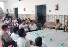 सिकंदराराऊ : उप जिलाधिकारी वेद सिंह चौहान और अग्निशमन अधिकारी के पी सिंह के नेतृत्व में आतिशबाजी के विक्रेताओं के साथ एक मीटिंग का आयोजन