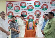 हाथरस भाजपा कार्यालय पर मनाई गई पूर्व प्रधानमत्री भारत रत्न अटल विहारी भाजपेयी की पुण्यतिथि