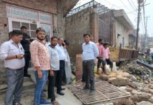 पूर्व सांसद ने पानी की लाइन के मरम्मत कार्य का किया निरीक्षण