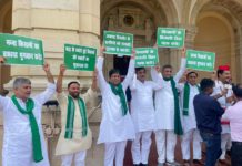 किसानों और जनता से जुड़े विभिन्न मुद्दों को लेकर रालोद का हल्ला बोल विधायकों ने किया विधानसभा कार्यवाही से वाक आउट