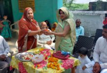 सासनी के विकास खण्ड लोहर्रा प्रधान रेनू देवी पत्नी विपिन कुमार 15अगस्त को राष्ट्रीय तिरंगा झंडा फहराया