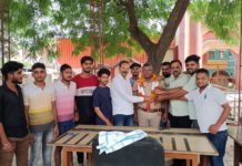 सिकंदरराऊ : रजत पदक से सम्मानित किए जाने पर प्रभारी निरीक्षक आशीष कुमार का नागरिकों ने किया सम्मान