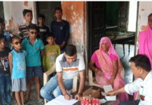 आई फ्लू को देखते हुए डॉक्टरों ने आई परीक्षण कैंप लगाया