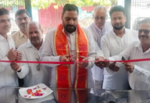 सिकंदराराऊ : स्नातक एमएलसी ने किया लाइफ केयर फार्मेसी का उद्घाटन