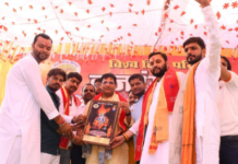 हाथरस में पहुंची शौर्य जागरण यात्रा ने विशाल धर्म सभा को किया सम्बोधित