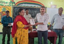 सिकन्दराराऊ : खंड शिक्षा अधिकारी ने बीआरसी पर किया शिक्षकों को टेबलेट वितरण