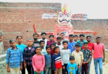 सिकंदराराऊ : कृष्णा विहार कॉलोनी में बच्चों ने जलाया विशालकाय रावण