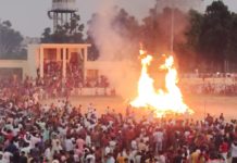 सिकंदराराऊ : दशहरा पर्व पर बुराई के प्रतीक रावण और मेघनाद के पुतले धूं-धूं कर जले