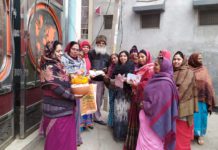 सिकंदराराऊ में महिलाओं ने किया अक्षत वितरण