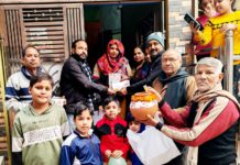 भाजपा कार्यकर्ताओं की टोली ने घर-घर जाकर बांटे निमंत्रण पत्रक