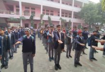 सरस्वती विद्या मंदिर इंटर कॉलेज में मतदाता दिवस की पूर्व संध्या पर छात्र-छात्राओं को दिलाई शपथ