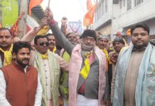 हसायन कस्बा में नाचते गाते भव्य कलश यात्रा निकाली गई।