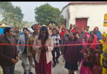 सिकंदराराऊ विकास खण्ड के ग्राम पंचायत महामई सलावत नगर में शनिवार को लर्निंग लैब के रूप में विकसित आंगनबाड़ी केंद्र महामई सलावत नगर का जिलाधिकारी अर्चना वर्मा ने अपने कर कमलों से फीता काटकर उद्घाटन किया गया