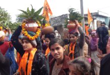 सिकंदराराऊ : ग्राम मनोरा में पूजित अक्षत कलश यात्रा निकाली