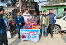 अभाविप की सासनी इकाई ने किया गरीब और असहाय लोगो के बीच वस्त्र वितरण