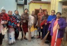 भाजपा महिला मोर्चा ने चलाया शिव मंदिर परिसर में स्वच्छता अभियान