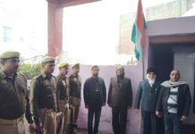 शिशु शिक्षा मंदिर पेड़ वाले स्कूल में पीएसी के जवानों ने दी तिरंगे झंडे को सलामी