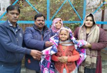 जरूरतमंद बुजुर्ग महिलाओं और पुरुषों को कंबल वितरित