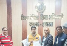 यूडायस पोर्टल पर फीडिंग होने से वंचित बच्चों की फीडिंग की मांग को लेकर बीएसए से मिले स्कूल संचालक