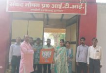 भारतीय जनता पार्टी शिक्षण संस्थान प्रकोष्ठ के जिला सहसंयोजक रामू प्रसाद शर्मा ने शिक्षण संस्थानों में जनसंपर्क कर वोट मांगे