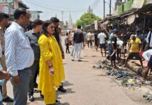 हाथरस पालिकाध्यक्ष ने स्वयं खड़े होकर कराया नालों की तलीझाड़ सफाई का कार्य