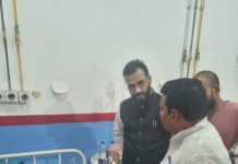 हाथरस से शिवखोड़ी दर्शन हेतु जा रही श्रद्धालुओं से भरी बस के जम्मू में हाथरस लोकसभा क्षेत्र से भाजपा प्रत्याशी व राजस्व राज्य मंत्री अनूप प्रधान ने हॉस्पिटल में पीड़ितों के स्वास्थ का हालचाल जाना